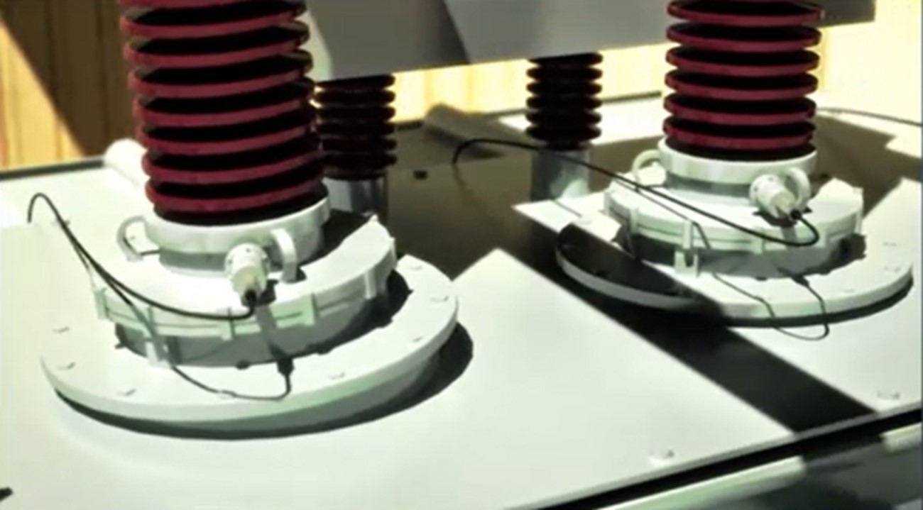 Simply fitted on the Bushing test tapping point