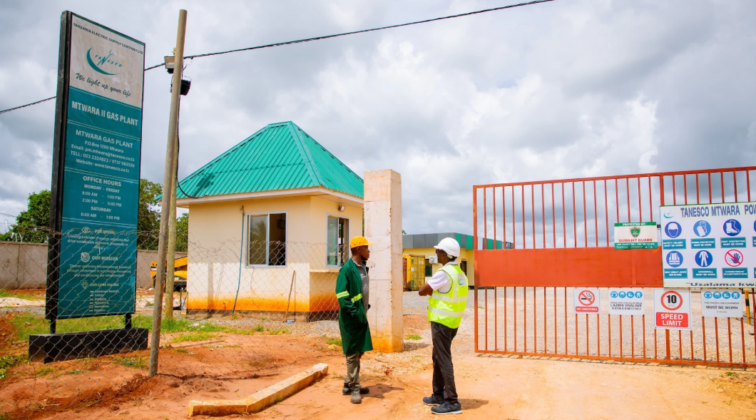 At the Mtwara II plant, TANESCO's Inyanya Ndeya (left) speaks with Erastus Ndungu, senior sales manager SADC/EA at GE Vernova Gas Power. 