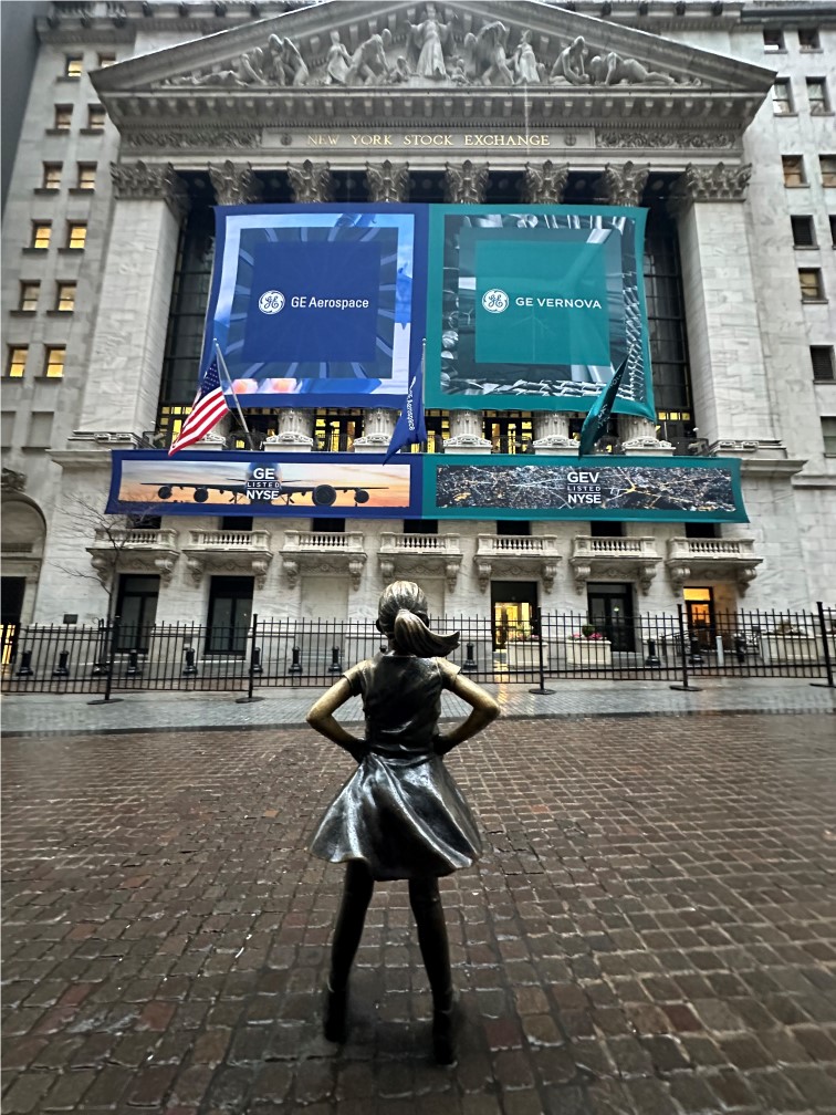 Fearless Girl statue by Kristen Visbal in front of the New Work Stock Exchange