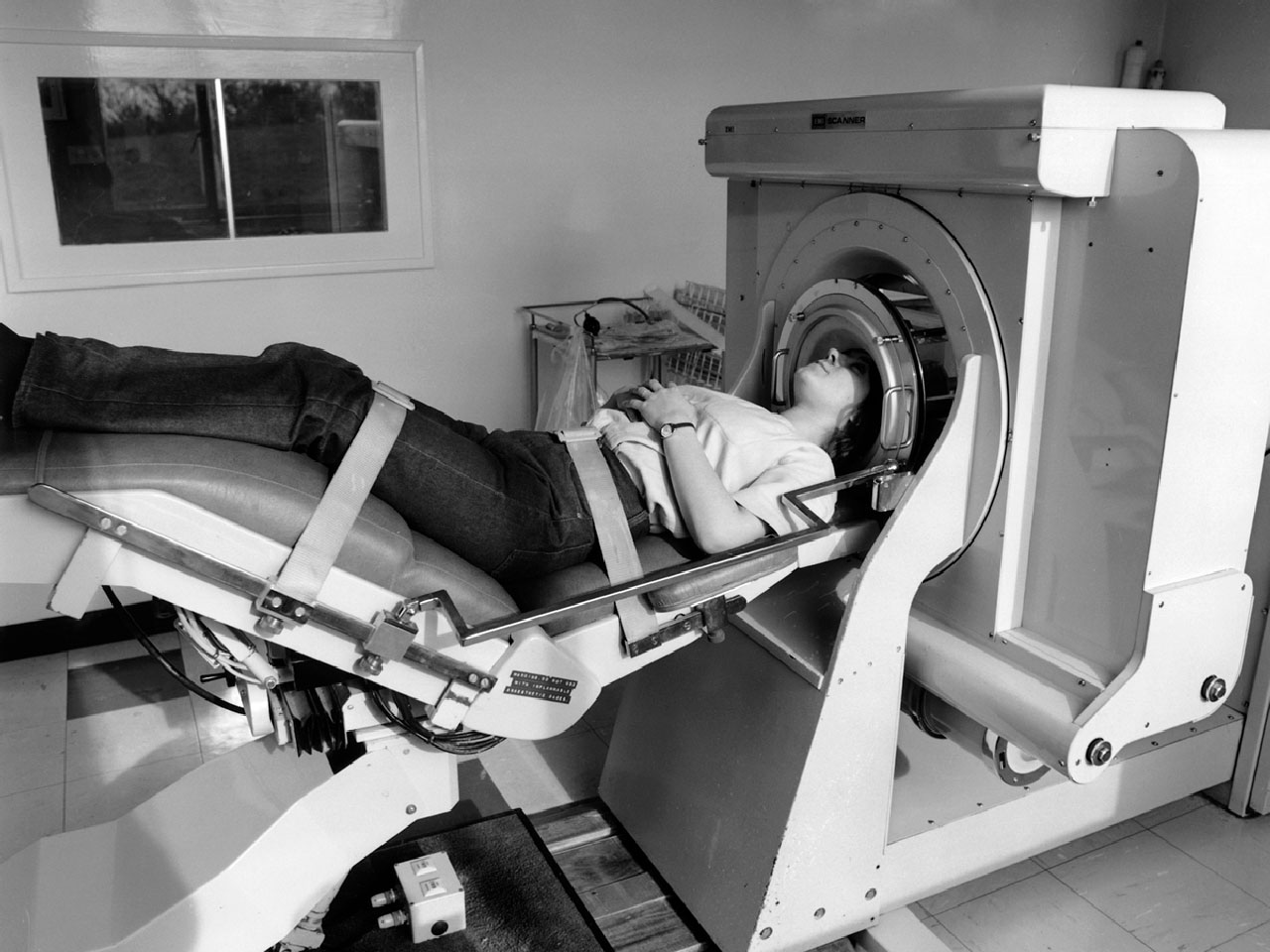 A person lying in a medical machine

Description automatically generated